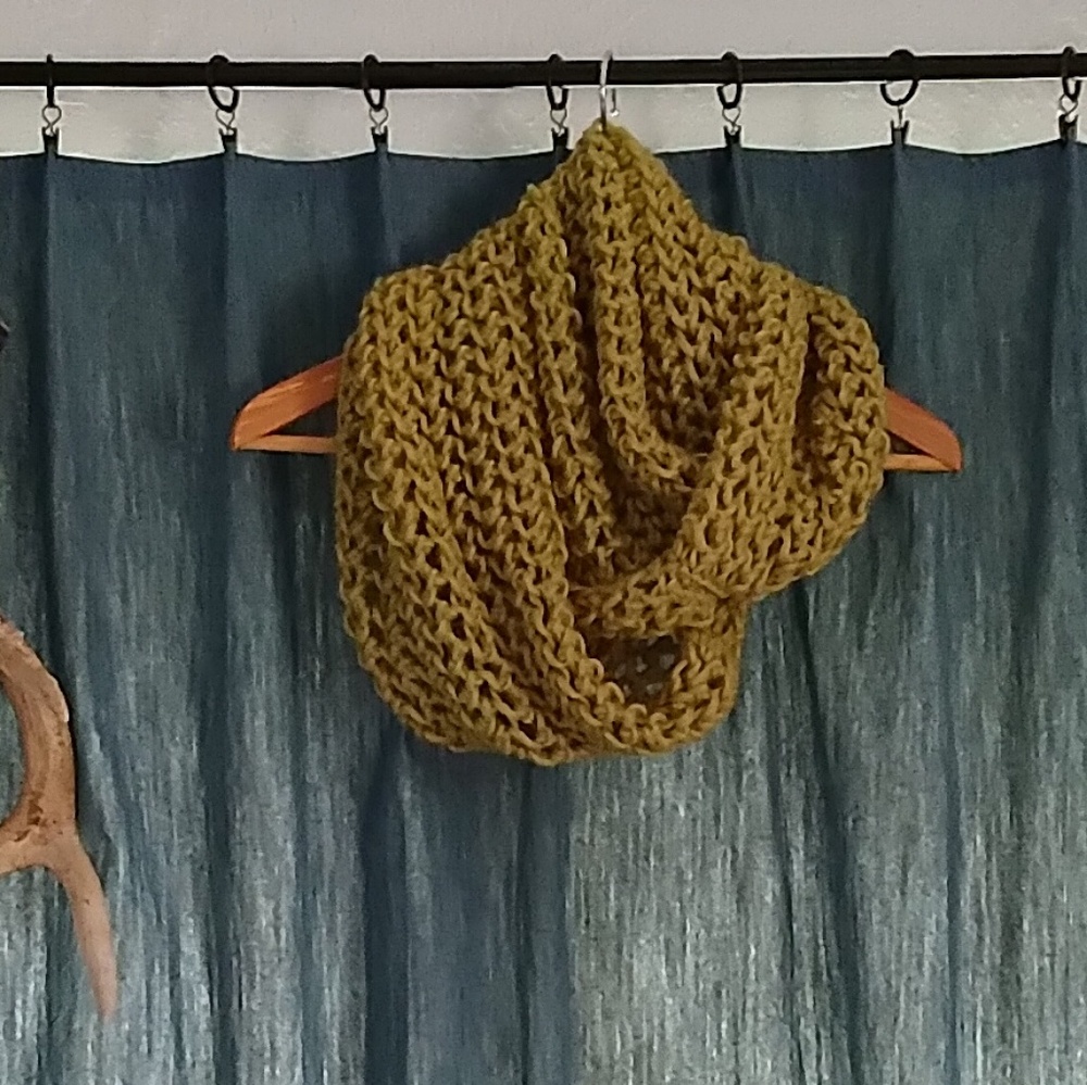 Pea-Green Large-Knit Infinity Scarf - Picture 2 of 4